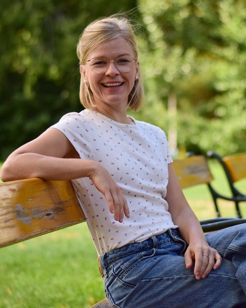 Veronika Hasibeder auf einer Parkbank